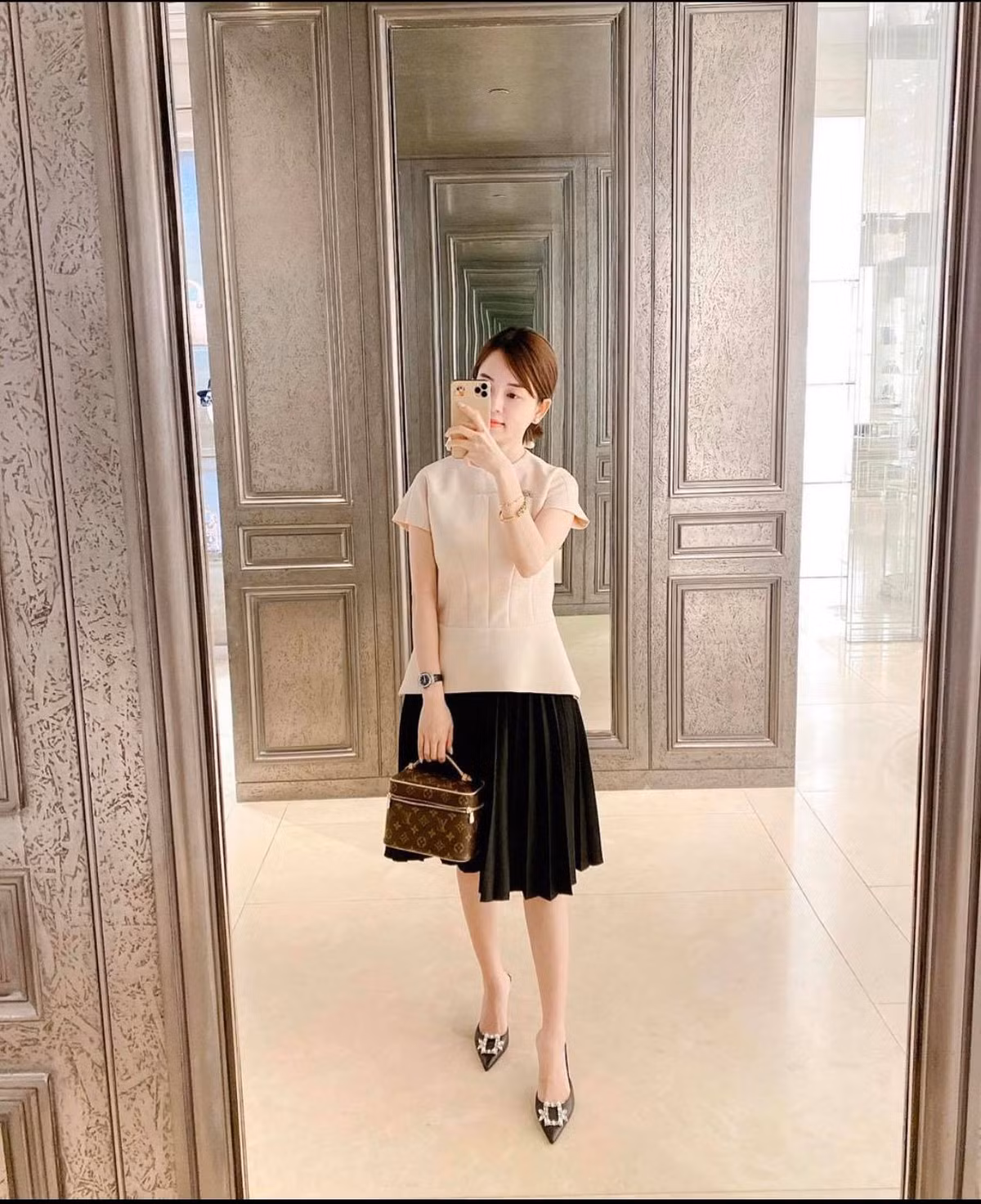 Ly Kute cũng là người chuộng đồ hiệu nổi tiếng của showbiz, cô sở hữu nhiều món phụ kiện, trang phục đắt đỏ.