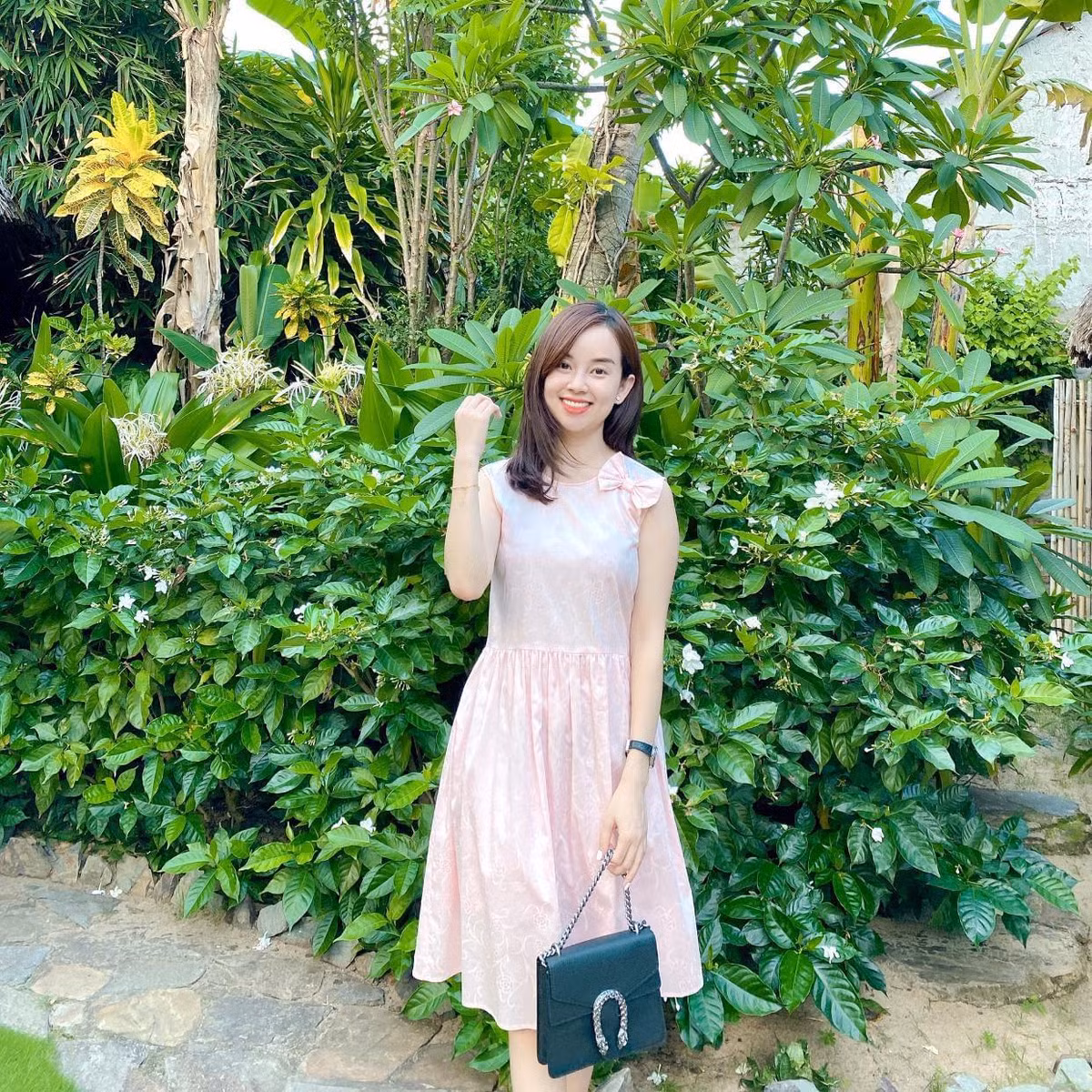 Khác với những bà mẹ nổi tiếng khác trong showbiz chọn phong cách sexy thì Ly Kute trung thành với những bộ váy sang trọng, nữ tính.