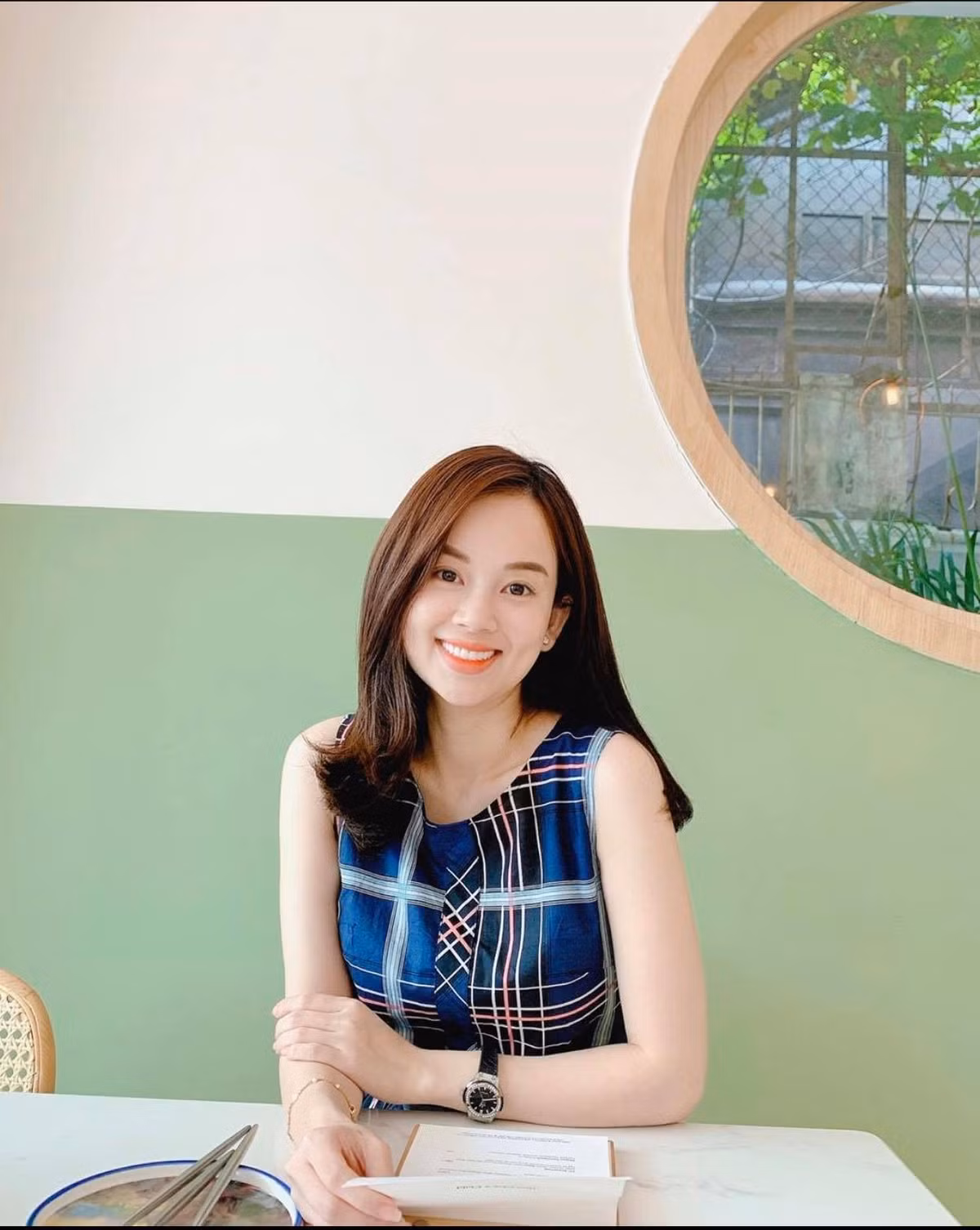 Nụ cười má lúm đồng tiền đã trở thành thương hiệu của nàng hotgirl đình đám ngày nào.