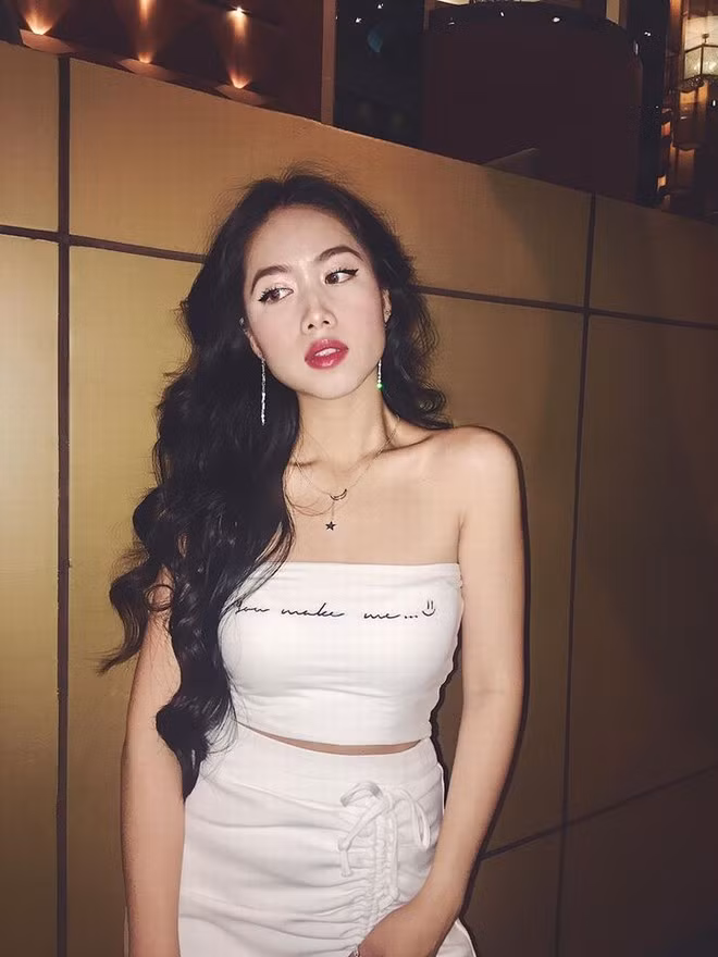 Bên cạnh khuôn mặt ưa nhìn, Mina sở hữu thân hình quyến rũ, bốc lửa đốt mắt người nhìn.