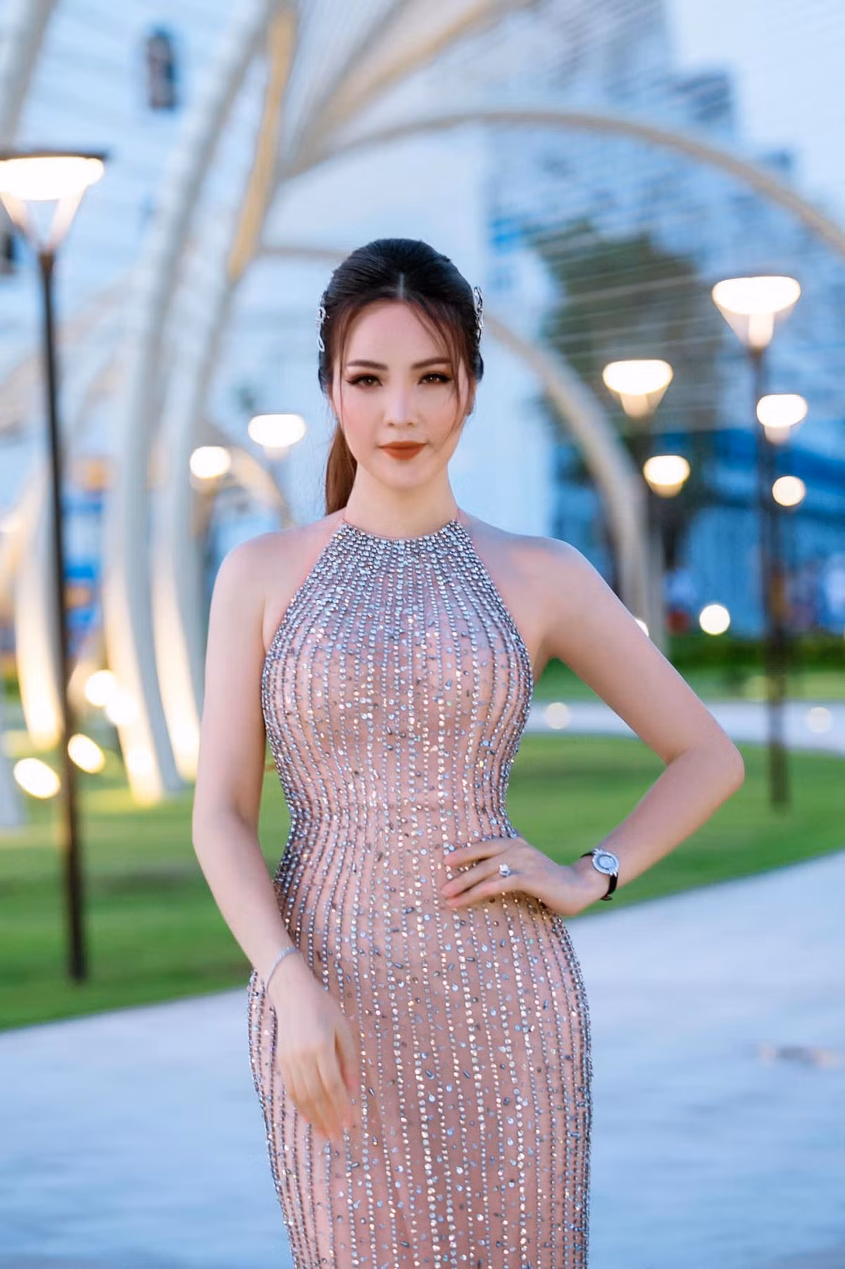 Cô thường xuyên chọn những bộ váy không quá cầu kì mà vẫn nổi bật, tôn lên đường cong cơ thể nuột nà cực chuẩn.