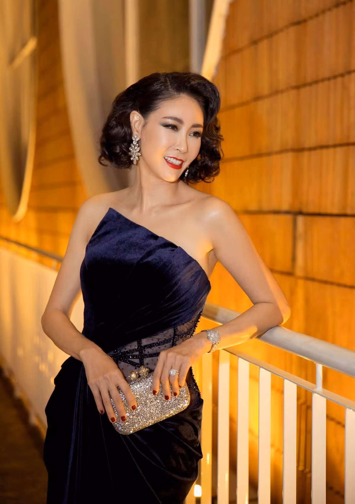 Dù đã bước sang tuổi 44 nhưng Hà Kiều Anh vẫn giữ được thân hình gợi cảm cùng nhan sắc mặn mà quyến rũ không thua kém bất kì đàn em nào.