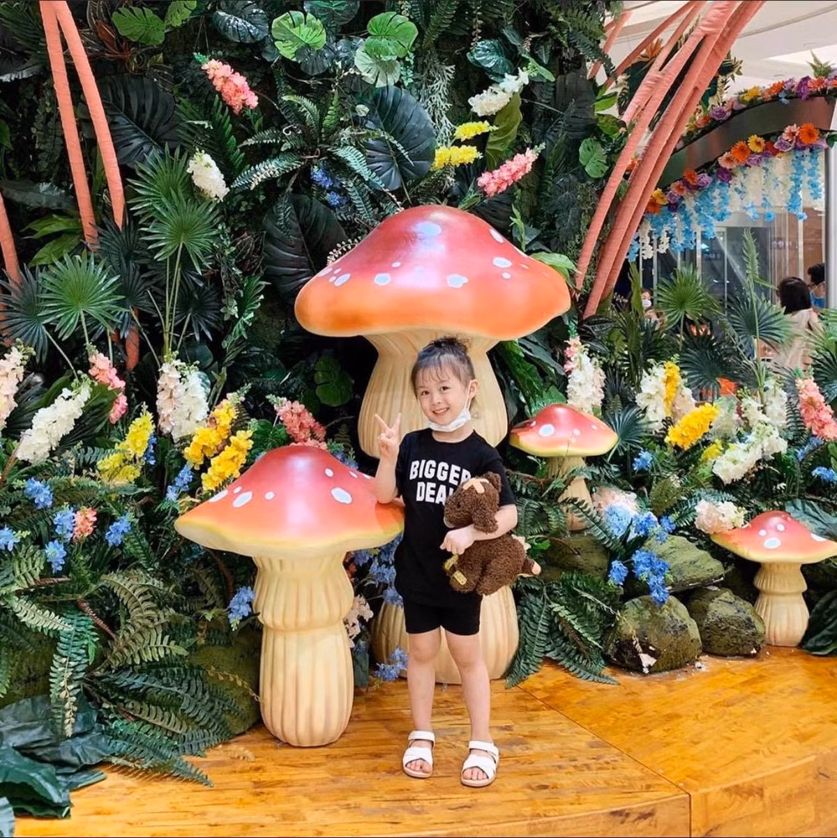 Phông và sooc ngắn đơn giản thoải mái năng động nhưng vẫn sành điệu hợp với những buổi đi ăn kem, đi khu vui chơi cùng ba mẹ.