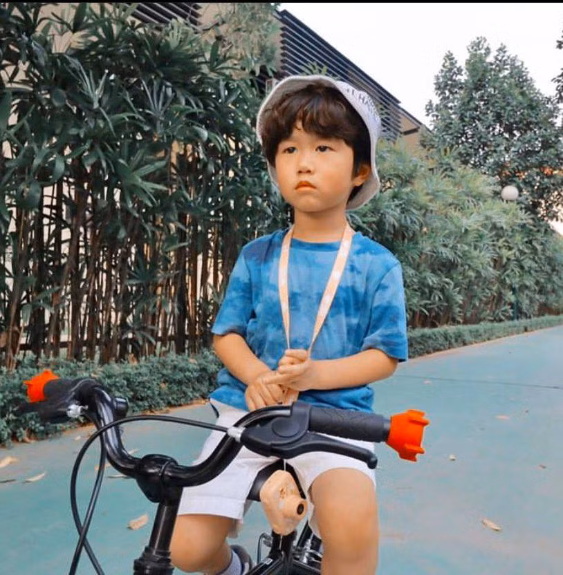 Bé Xoài là nhóc tì nhà Trang Lou - Tùng Sơn, thừa hưởng được nét đẹp của bố mẹ cùng tính cách nhí nhố không ai bằng, cậu bé trở thành một trong sức "idol" đình đám trên mạng xã hội.