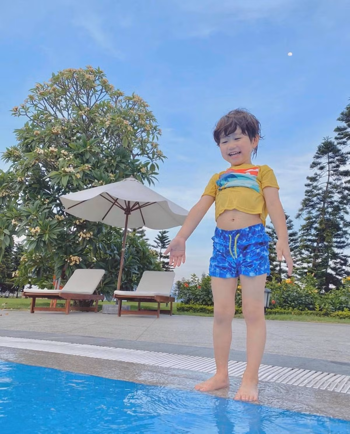 Đồ đi bơi của Xoài đơn giản và dễ thương, có thể thấy vợ chồng Trang Lou - Tùng Sơn không quá cầu kì trong việc lựa chọn trang phục cho con trai để giữ sự hồn nhiên, trẻ con đúng tuổi.
