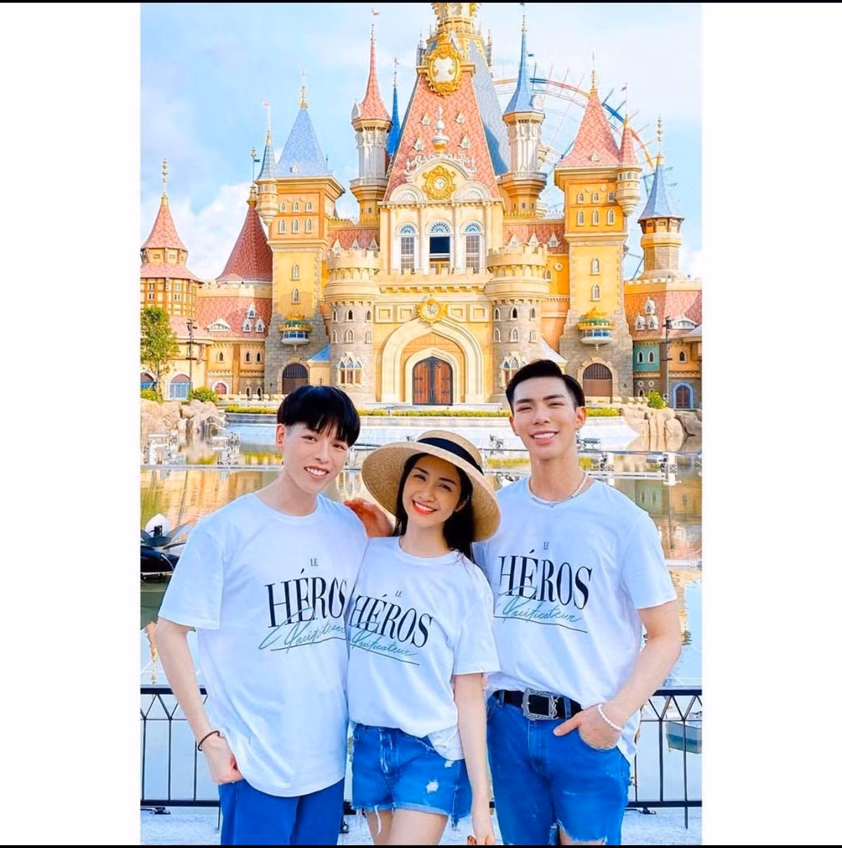 Thường xuyên xuất hiện cùng nhau, gia đình Hoa Râm Bụt không thiếu những bộ đồ nhóm cho những chuyến vi vu.