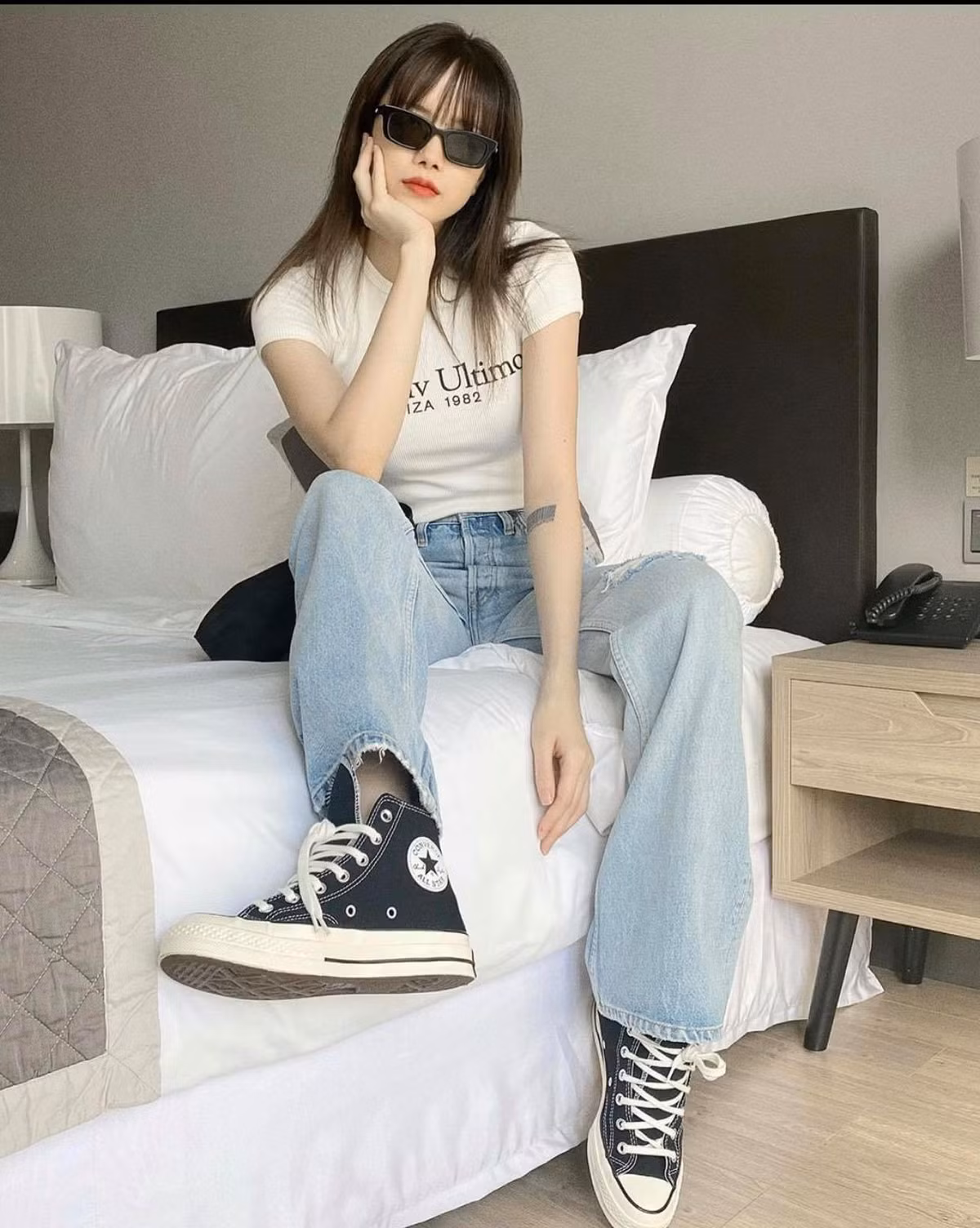 Cô nàng có vẻ rất ưa chuộng quần jeans khi liên tục lăng xê nhiều loại khác nhau với những cách mix từ cá tính đến quyến rũ.