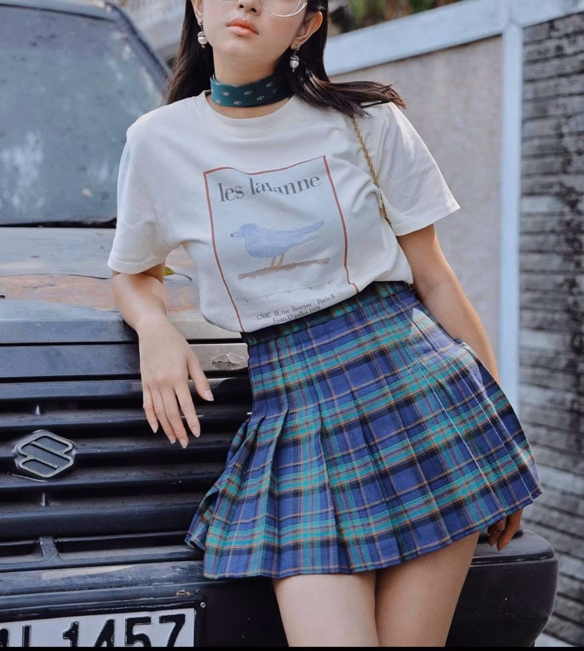 Tuy nhiên những local brand trong nước cũng được cô nàng lên đồ cá tính và bắt mắt không ngờ.