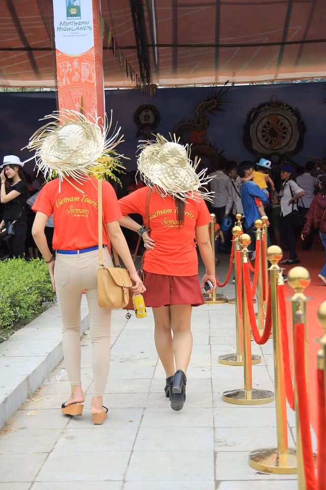 Đây thực sự là những hình ảnh không đẹp trong ngày Quốc giỗ.