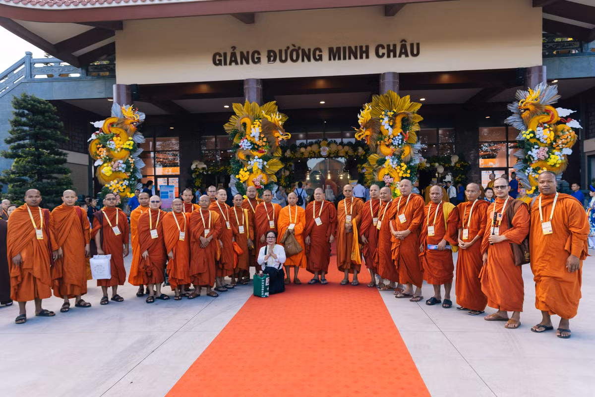Chủ đề của Vesak năm nay là “Đoàn kết và bao dung vì nhân phẩm con người: Tuệ giác Phật giáo vì Hòa bình thế giới và Phát triển bền vững”. Đây cũng chính là thông điệp mang một ý nghĩa nhân văn, sâu sắc mà cộng đồng Phật giáo muốn gửi đến toàn thế giới.