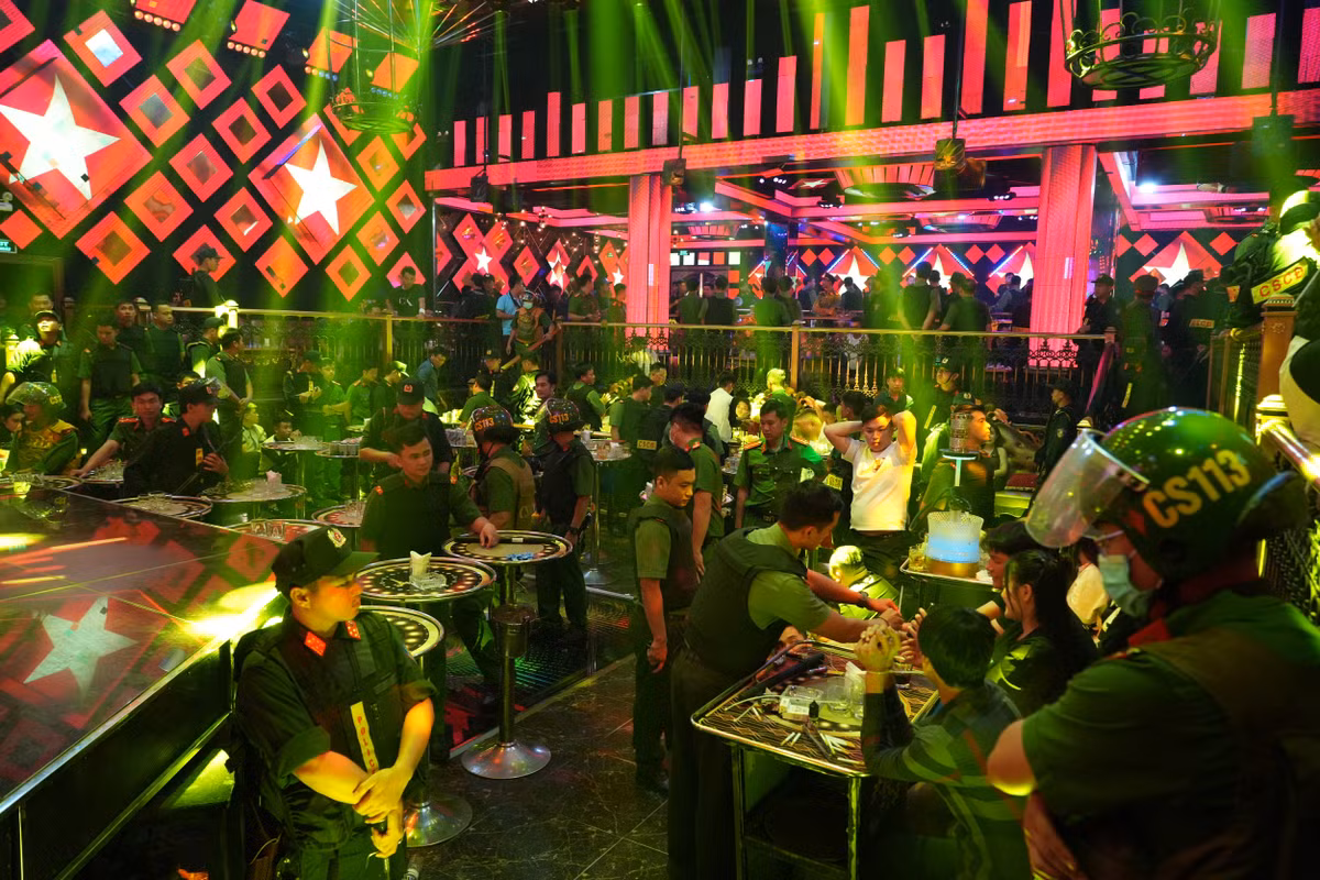 Đột kích bar Paris Night Club, phát hiện 42 người dương tính ma túy Dot kich bar Paris Night Club, phat hien 42 nguoi duong tinh ma tuy