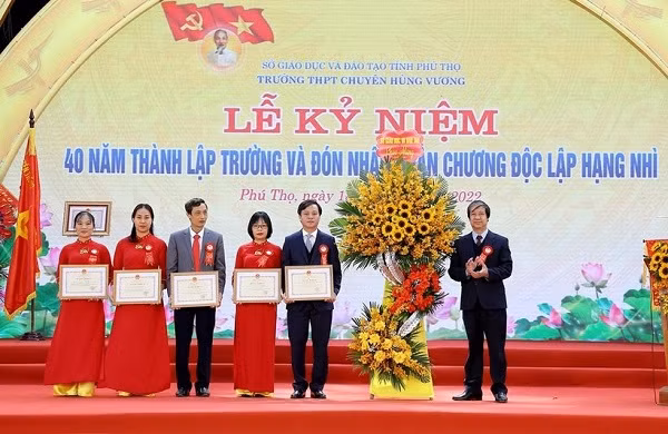 Trường THPT Chuyên Hùng Vương - tự hào 40 năm thắp lửa - Hình 2 Truong THPT Chuyen Hung Vuong - tu hao 40 nam thap lua-Hinh-2