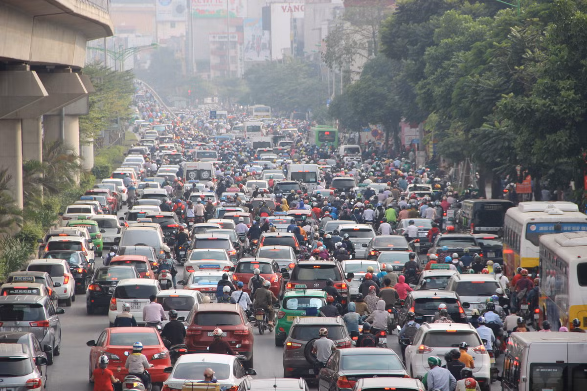 Viện Chiến lược và phát triển Giao thông Vận tải chỉ ra nguyên nhân do mật độ dân số phân bố không đồng đều tập trung quá đông ở nội đô; tốc độ tăng trưởng phương tiện so với tốc độ tăng trưởng hạ tầng đang bất cập; vận tải hành khách công cộng vẫn đang kém phát triển, với tỷ lệ đáp ứng khoảng 8-9%; tỷ lệ diện tích đất dành cho giao thông so với quy chuẩn mới đạt 8,65% trên tổng diện tích đất dành cho đô thị trong khi theo quy chuẩn phải đạt từ hơn 16-26%...