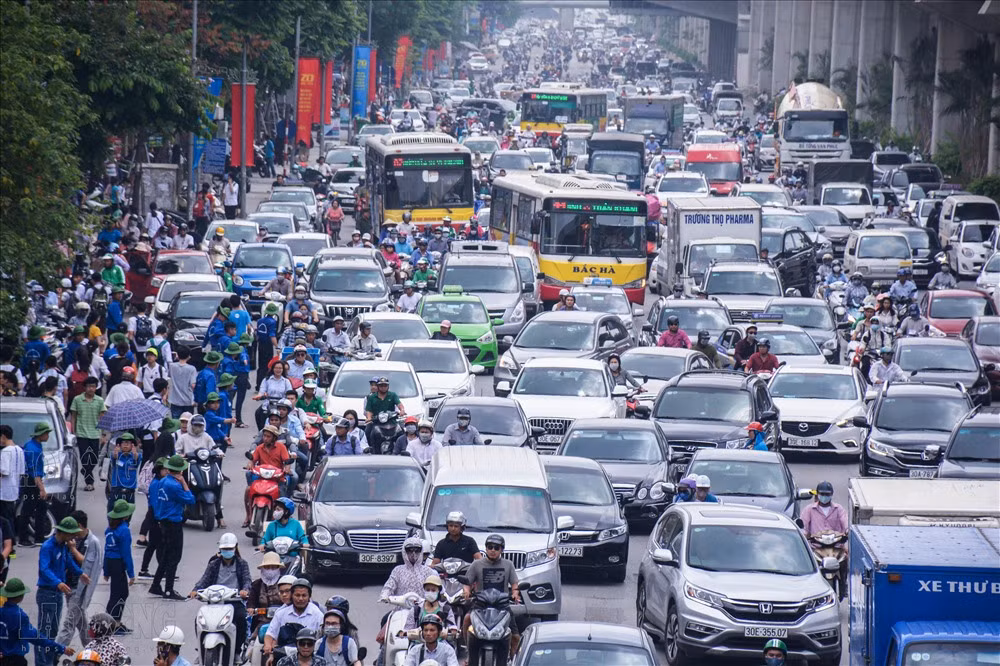 Thực tế, Việt Nam hiện mới sử dụng 8,65% quỹ đất dành cho giao thông trong khi luật quy định quỹ đất dành cho giao thông ở các đô thị là 16-26%, các nước tiên tiến quy định 20-25%. Do đó, Trung tá Hùng thừa nhận, việc quá tải là điều không thể tránh khỏi trong khi đó tại một số nút giao, việc phân luồng chưa thực sự hiệu quả.