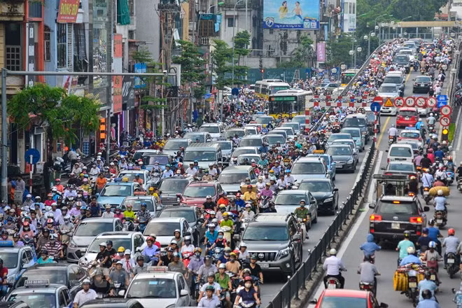 “Thời gian qua, mật độ xây dựng chung cư cao tầng khiến mức độ quá tải ngày càng trầm trọng. Việc các phương tiện cá nhân tăng nhanh theo cấp số nhân cũng là nguyên nhân dẫn đến ách tắc", Trung tá Nguyễn Mạnh Hùng, Phó trưởng Phòng Cảnh sát giao thông (Công an thành phố Hà Nội) nhận định.