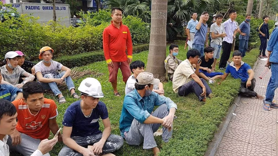 Vụ việc đã khiến cho đường Hoàng Quốc Việt rơi vào ách tắc cục bộ.