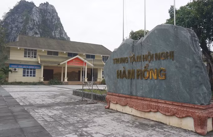 Sau nhiều lần điều chỉnh, Trung tâm Hội nghị Hàm Rồng được nâng tổng mức đầu tư lên hơn 160 tỷ đồng, từ nguồn vốn vay ưu đãi nước ngoài và khoảng 10% vốn đối ứng. (Ảnh: Người lao động).