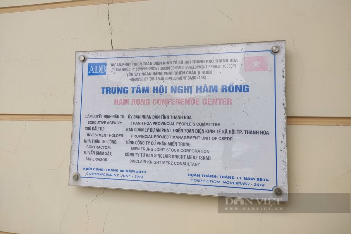 Việc di chuyển 5 đơn vị sẽ thực hiện xong trước quý 3/2022. Tuy nhiên, đến nay, công trình vẫn bỏ hoang. (Ảnh: Dân Việt).