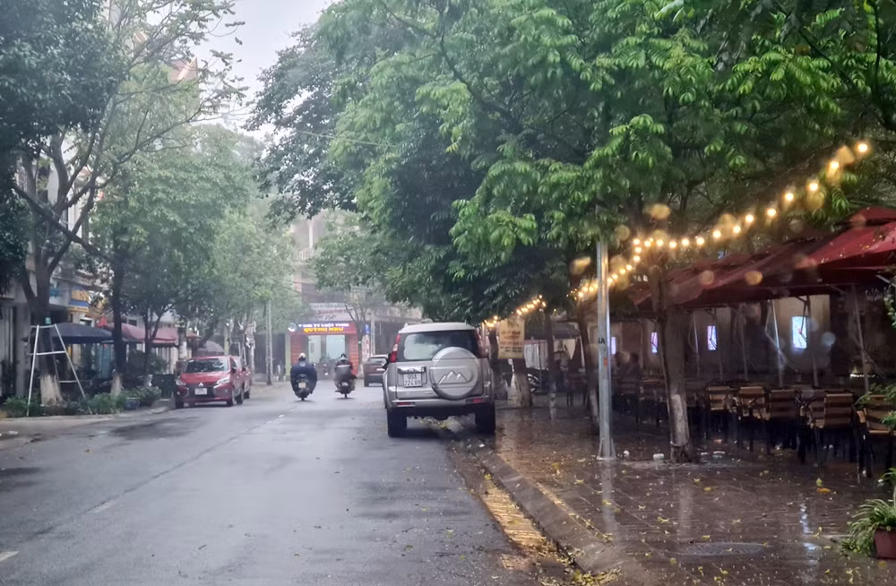 Vỉa hè hai bên đều bị người dân chiếm dụng để kinh doanh, buôn bán.