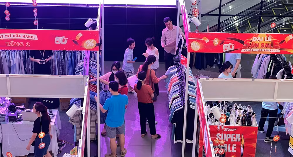 Một số gian hàng thời trang tung khuyến mãi đến 50%, khách hàng thỏa sức mua sắm.