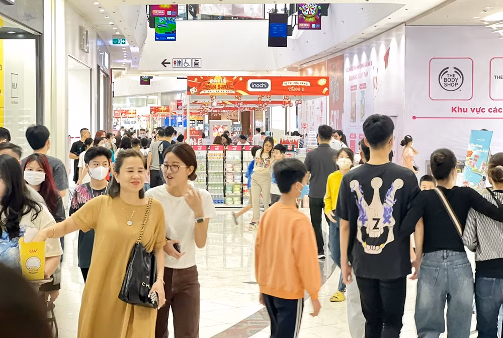 Người dân đến TTTM vui chơi, mua sắm, ăn uống với tâm trạng hào hứng, vui tươi.
