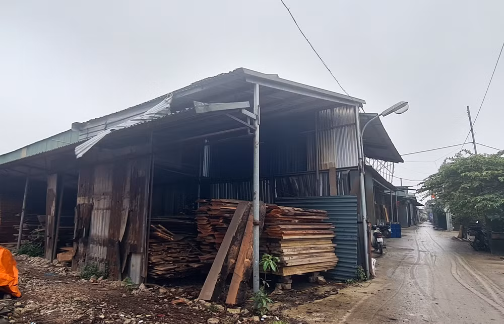 Ông Nguyễn V.P (người dân) cho biết thêm, khu Trũng Phan vốn là đất nông nghiệp được dùng vào việc canh tác, sản xuất hoa màu. Theo thời gian, một phần cánh đồng đã được nhiều cá nhân mua bán, rồi “hô biến” thành các xưởng sản xuất gỗ. Một số nhà xưởng còn được “hợp thức hóa” xây dựng từ trước năm 2014.