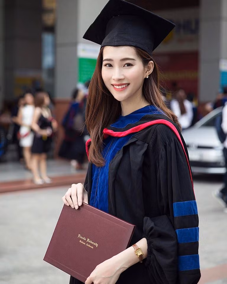 Tháng 3/2107, Hoa hậu Việt Nam 2012 xinh tươi trong ngày tốt nghiệp ĐH HUTECH.