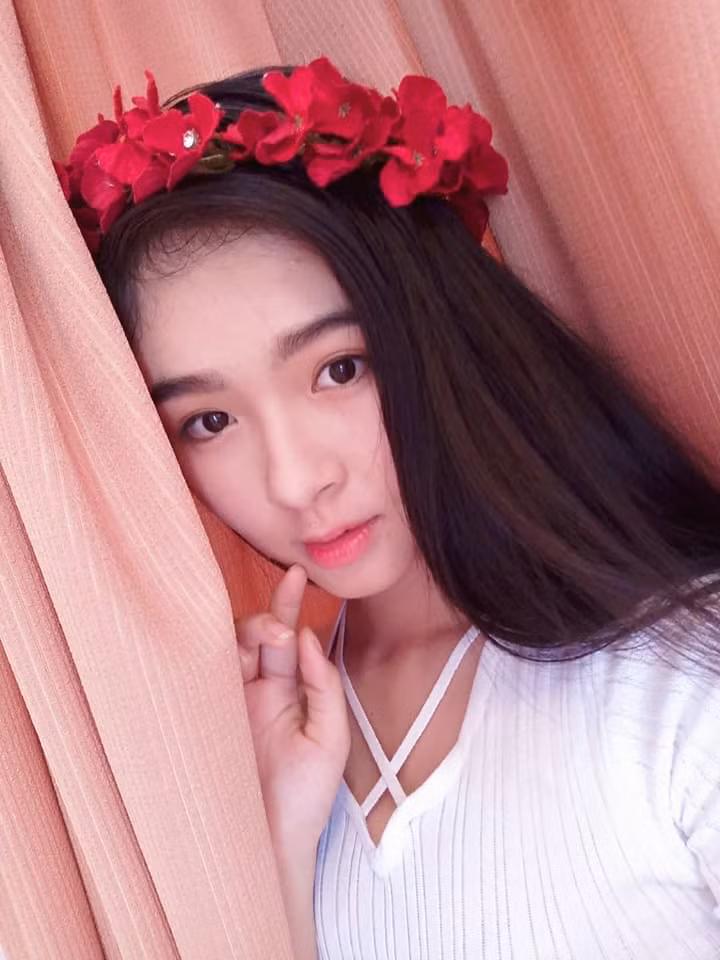 Gây ấn tượng với người đối diện bởi gương mặt lúc nào cũng tươi vui, rạng rỡ, chính vì thế mà Bùi Thị Yến Nhi có biệt danh là "vô ưu" - nghĩa là cuộc sống không lo lắng muộn phiền.