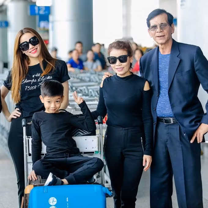 Hồ Ngọc Hà cũng thường xuyên chia sẻ khoảnh khắc hạnh phúc bên bố mẹ và bé Subeo trong những chuyến du lịch cùng gia đình.
