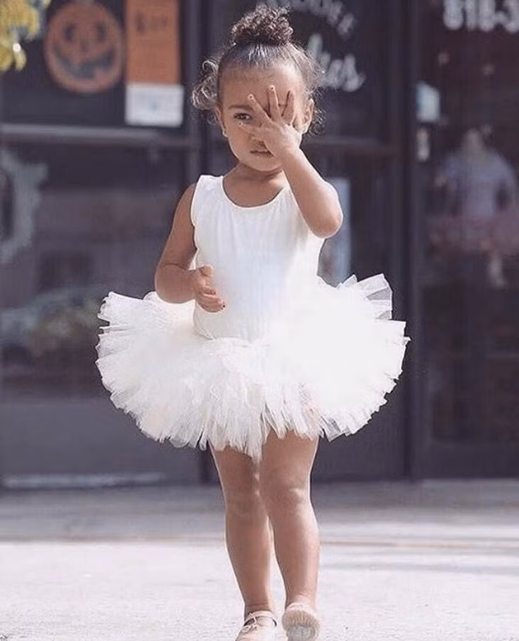 Theo MTV News, cô bé có hơn 200 bộ quần áo được thiết kế riêng. Ảnh: Kim Kardashian Instagram.