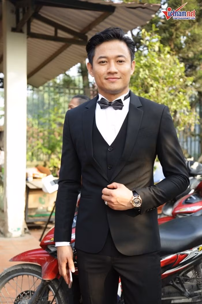 Diễn viên Quý Bình ăn mặc bảnh bao tới chúc mừng Lâm Khánh Chi trong ngày cưới cũng từng gây nhiều xôn xao về mối quan hệ xưa cũ của hai người. Sau đám cưới, Lâm Khánh Chi bất ngờ tiết lộ cô và Quý Bình đã từng hẹn hò 6 tháng.
