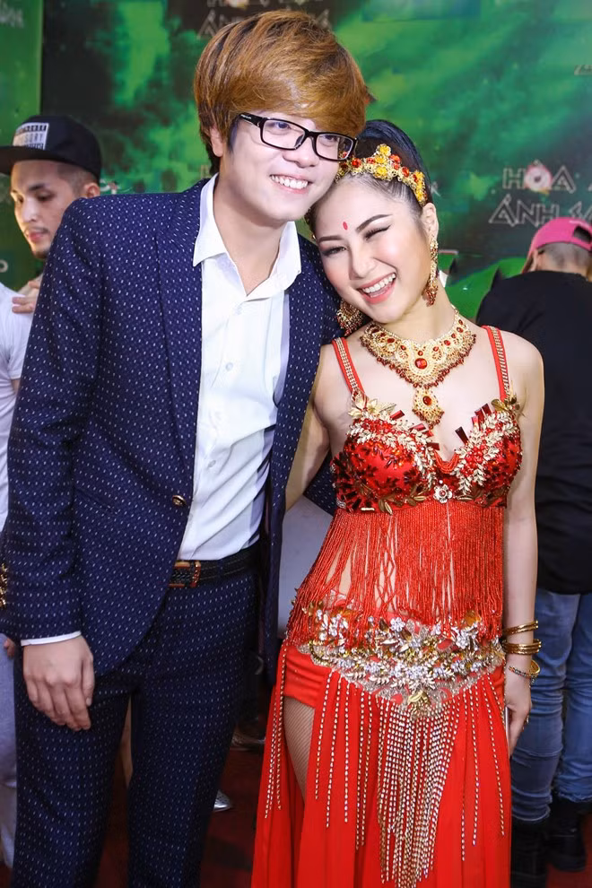 Bùi Anh Tuấn là một số ít những "bạn trai tin đồn" mà giọng ca "Em gái mưa" công khai tình cảm. Tuy nhiên, cả hai đã chia tay sau 6 tháng gắn bó. Ảnh: Nguyễn Thành.