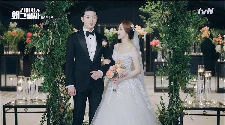 Như vậy là sau chuỗi ngày thức đêm "cày phim", các khán giả của bộ phim 16 tập gây sốt "Thư ký Kim sao thế" cũng đã được chứng kiến một cái kết viên mãn dành cho cặp đôi Lee Young Joon (Park Seo Joon) và Kim Mi So (Park Min Young) đúng như dự đoán.