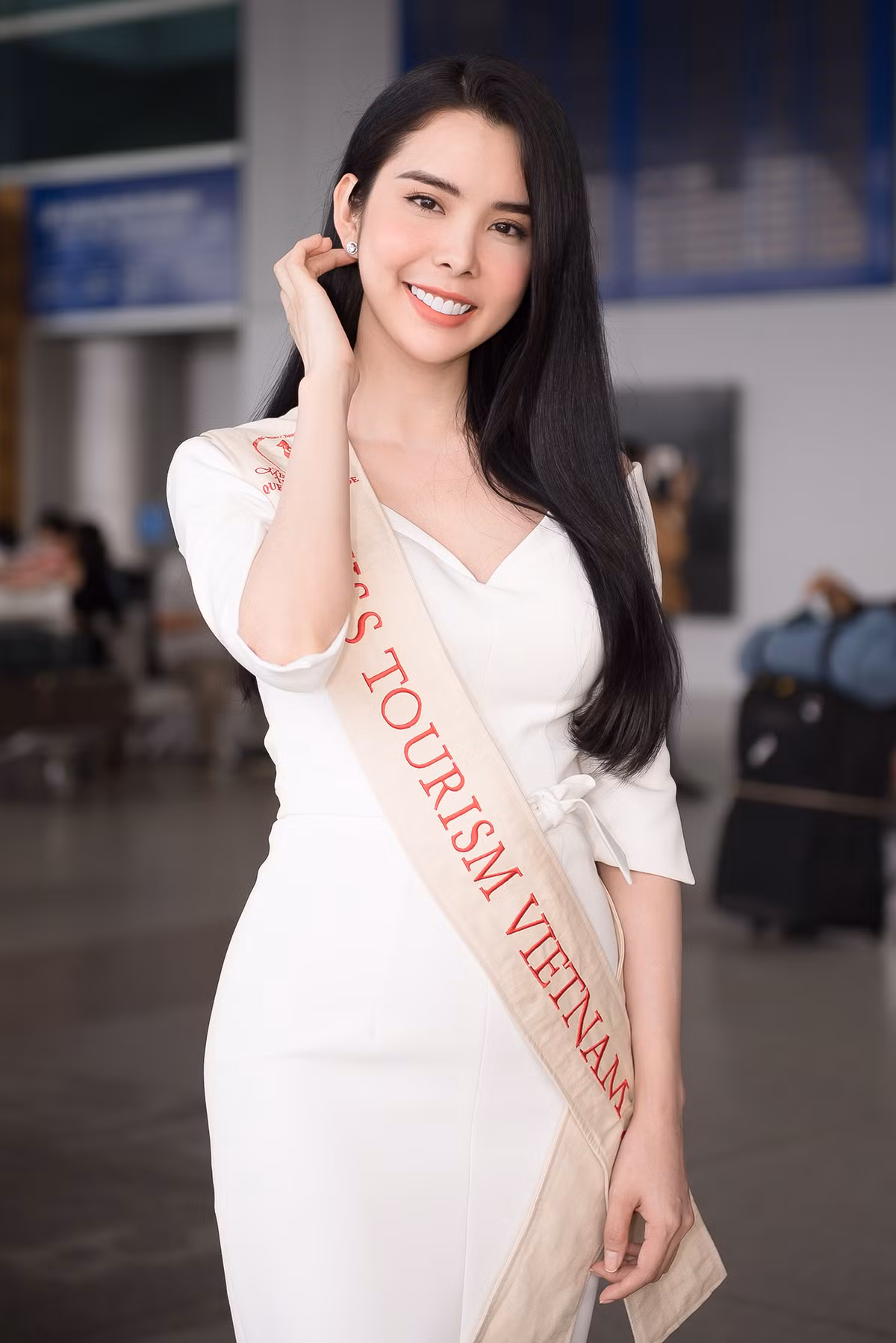 Người đẹp Huỳnh Vy chia sẻ trước giờ lên đường: “Bất kỳ cô gái nào đi thi các cuộc thi nhan sắc đều muốn mình sẽ là người được xướng tên cuối cùng và Vy cũng không là ngoại lệ. Vy sẽ cố gắng hết sức, chưa biết kết quả ra sao, nhưng chắc chắn Vy sẽ không bỏ cuộc…”.