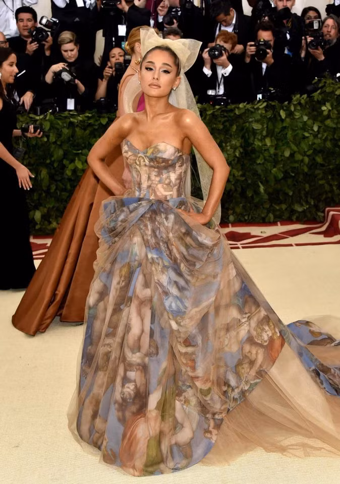 Chiếc váy của Ariana Grande được thiết kế dựa trên bức tranh "Michelangelo's The Last Judgement". Ảnh: The Sun