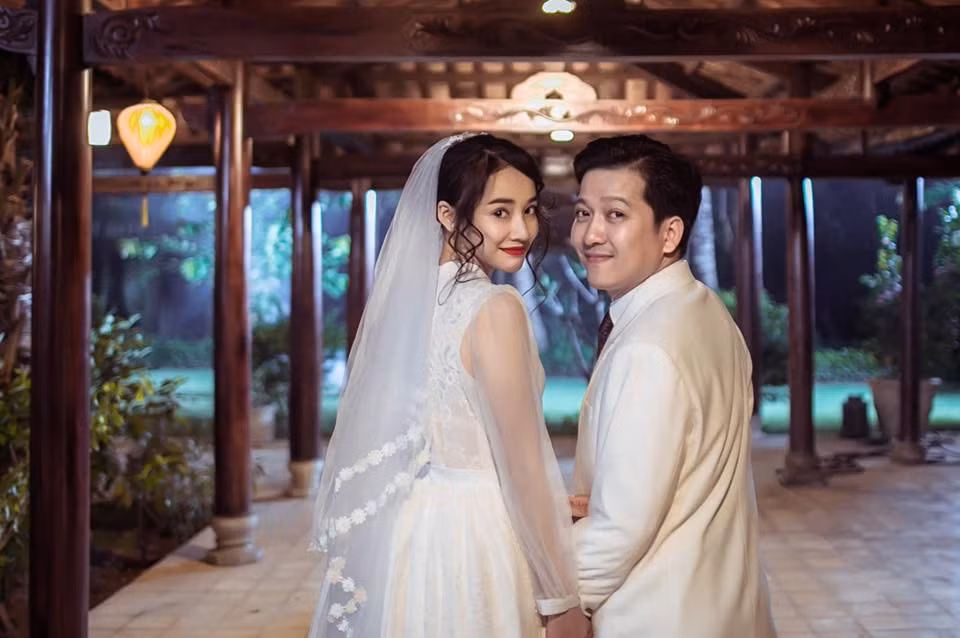 Giữa năm 2017, loạt ảnh cả hai trong trang phục cô dâu – chú rể được đăng tải làm dấy nghi vấn cặp đôi sắp kết hôn. Ngay sau đó Nhã Phương đã lên tiếng phủ nhận tin đồn. Ảnh: FBNV