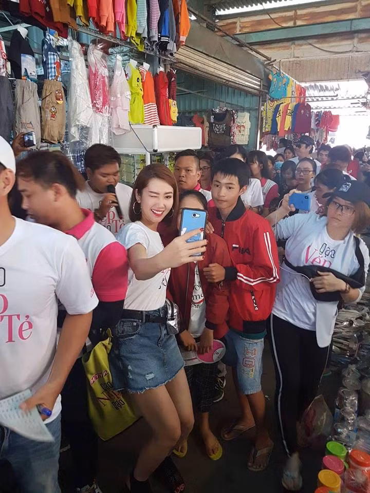 Dàn diễn viên "oanh tạc" các khu chợ để chụp ảnh giao lưu với khán giả.