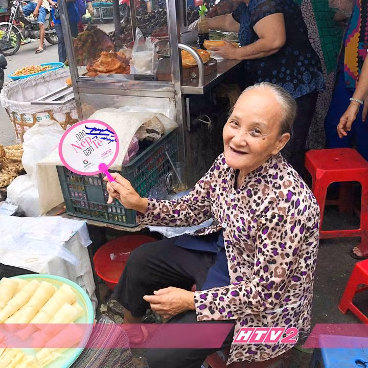 Tuy vậy, việc ê-kíp "Gạo nếp gạo tẻ" tới chợ quảng bá phim cũng gây ra nhiều ý kiến trái chiều. Trước những bình luận tiêu cực, diễn viên Lê Phương cho rằng: "Tôi luôn nghĩ khán giả ở đâu, chúng tôi ở đó, tôi không quan tâm người ta nói gì, chỉ cần làm tốt công việc của mình là được".