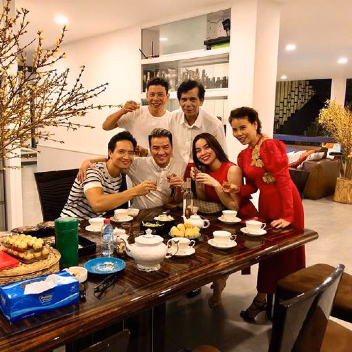 Kim Lý cũng nhận được sự ủng hộ của bố mẹ Hà Hồ trong chuyện tình cảm.