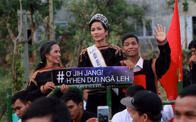 Hay thời điểm khi trở về buôn làng Ê-đê sau khi đăng quang Hoa hậu Hoàn vũ Việt Nam 2017, Hhen Niê cũng cho thấy cái sự "lạ" ấy bằng việc trở thành "Hoa hậu đầu tiên về quê bằng máy cày".