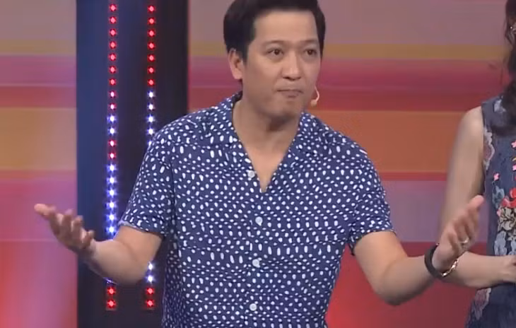 Không chỉ làm dấy lên nghi vấn bất hòa, Trường Giang và Hari Won còn từng để lộ dấu vết "không hợp cạ" khi dẫn chung trong gamshow "Siêu bất ngờ". Theo đó, khi bị người chơi "đá xoáy" là nói dối, Trường Giang nhanh chóng nói: "Hai MC chúng tôi..." với ý định thanh minh. Ngay lập tức, Hari đã tuyên bố: "Họ đâu có nhắc tới em đâu. Em không liên quan gì, nên anh đừng lôi em vào". Ảnh chụp màn hình.