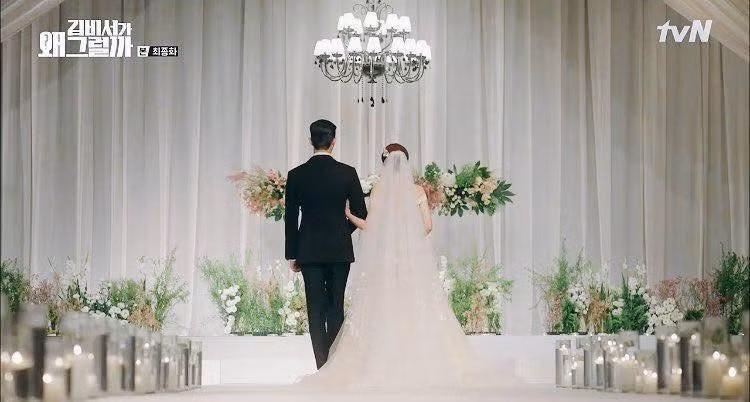 Lee sau đó đã lên tiếng giải thích giúp vợ tương lai bởi việc nhận được quá nhiều so với những gì cô xứng đáng được nhận cũng đem tới nhiều áp lực cho cô và anh cũng muốn được tự bảo vệ người bạn đời của mình.