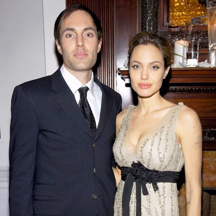 Trên thảm đỏ Oscar năm 2000, Angelina khiến công chúng sốc nặng khi hôn anh trai mình - James Haven. Ảnh: Usweekly.