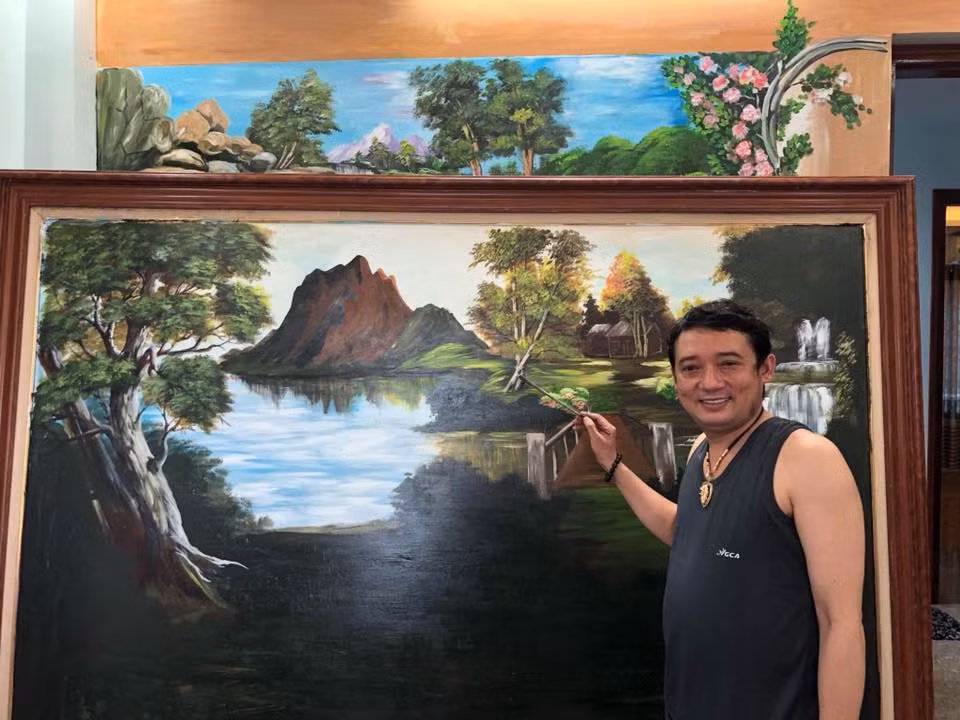 Ngoài công việc, Chiến Thắng cũng dành thời gian chia sẻ, trò chuyện với vợ nhiều hơn. Thời gian rảnh, anh có thú vui vẽ tranh và ngân nga câu hát trên mạng.