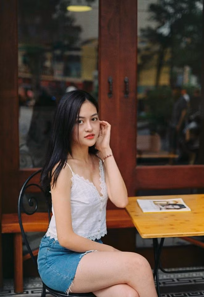 Nếu như trong "Bộ tứ 10A8", Thùy Anh vào vai Phan Linh - một cô gái tuổi teen hồn nhiên và nhí nhảnh thì khi trong "Đập cánh giữa không trung", nhân vật Huyền của Thùy Anh lại "lột xác" với những cảnh nóng cực táo bạo.