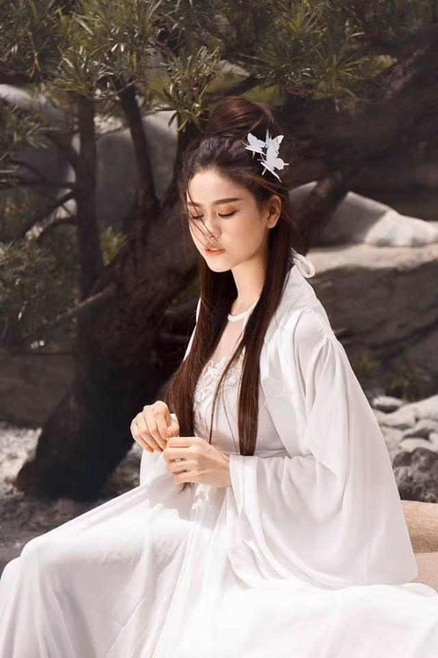 Trương Quỳnh Anh hóa thân thành nàng tiên đậm chất cổ trang.