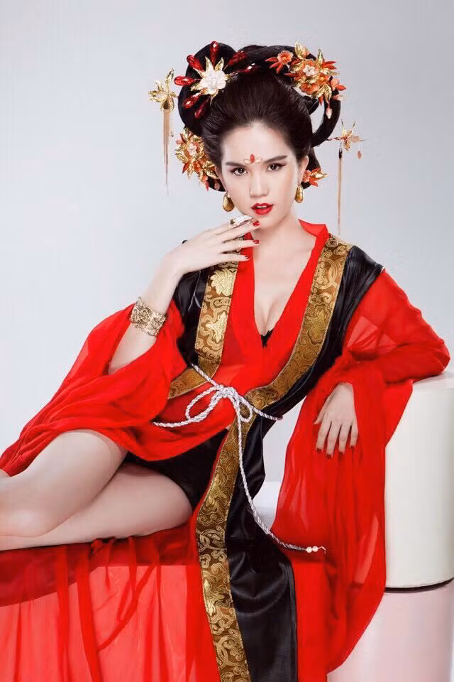 Diện đồ cổ trang nhưng lại khoe nội y hơi lộ liễu khi hóa thân vào nhân vật Võ Mị Nương trong bộ phim Võ Tắc Thiên 2014 của Phạm Băng Băng, Ngọc Trinh khiến người xem phải "nổ mắt".