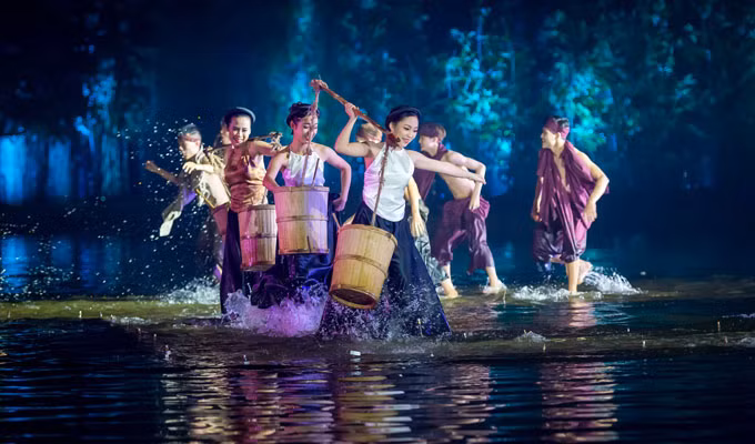 Lùm xùm kiện tụng xung quanh vở "Tinh hoa Bắc Bộ" của đạo diễn Hoàng Nhật Nam bắt đầu "dậy sóng" từ cuối năm 2017. Tháng 11/2017, chủ đầu tư là Công ty Tuần Châu Hà Nội gửi đơn kiện công ty DS của Việt Tú - đạo diễn vở "Ngày xưa" (Thuở ấy xứ Đoài) đang công diễn thì bị dừng lại - đến TAND Hà Nội, đòi bồi thường số tiền hơn 6 tỷ đồng với cáo buộc Việt Tú đã cố tình xâm phạm, chiếm đoạt quyền sở hữu của phía Tuần Châu Hà Nội khi tự ý đăng ký bảo hộ quyền tác giả đối với kịch bản vở diễn. Ảnh: Tinhhoabacbo.com.