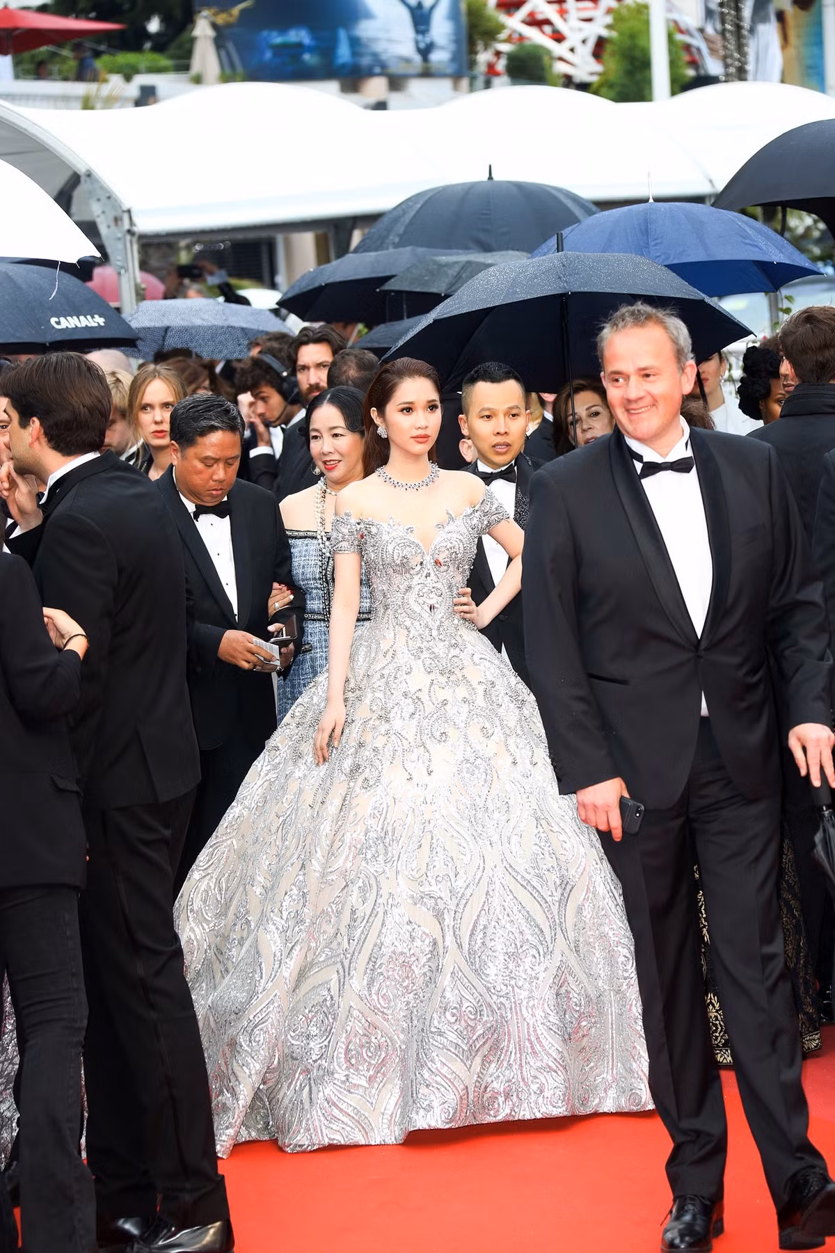 Bên cạnh nữ diễn viên - nhà sản xuất Lý Nhã Kỳ, thảm đỏ ngày thứ 7 của Cannes còn chào đón Quỳnh Hương - “ngọc nữ” mới của màn ảnh Việt. Nhận lời mời tham gia của một thương hiệu đồng hồ, trang sức nổi tiếng thế giới, Quỳnh Hương tự tin sải bước trên thảm đỏ. Không chỉ gây chú ý bởi chiếc váy công chúa đẹp lung linh ánh bạc, nữ diễn viên Hạ cuối tình đầu còn đeo bộ trang sức trị giá 30 tỷ đồng.