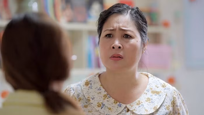 Xem phim, khán giả cũng bày tỏ sự bức xúc trước sự phân biệt đối xử, trọng giàu khinh nghèo của bà Mai (NSND Hồng Vân) với hai con gái ruột là Hương và Hân.